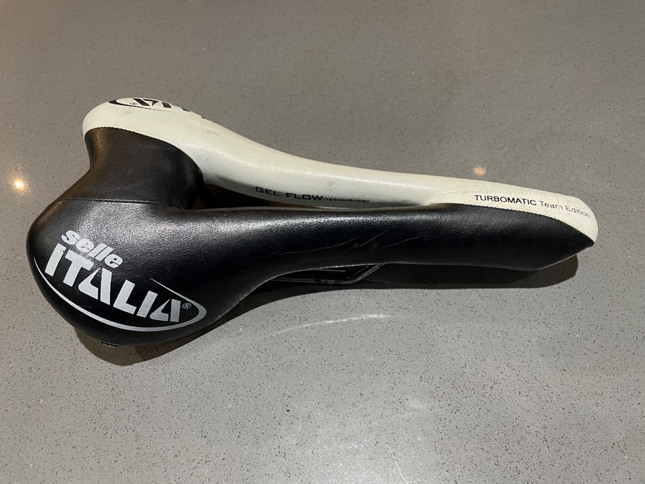 *Selle Italia Turbomatic Trans Am Carbon Team Edition Blk/Wht 150mm
