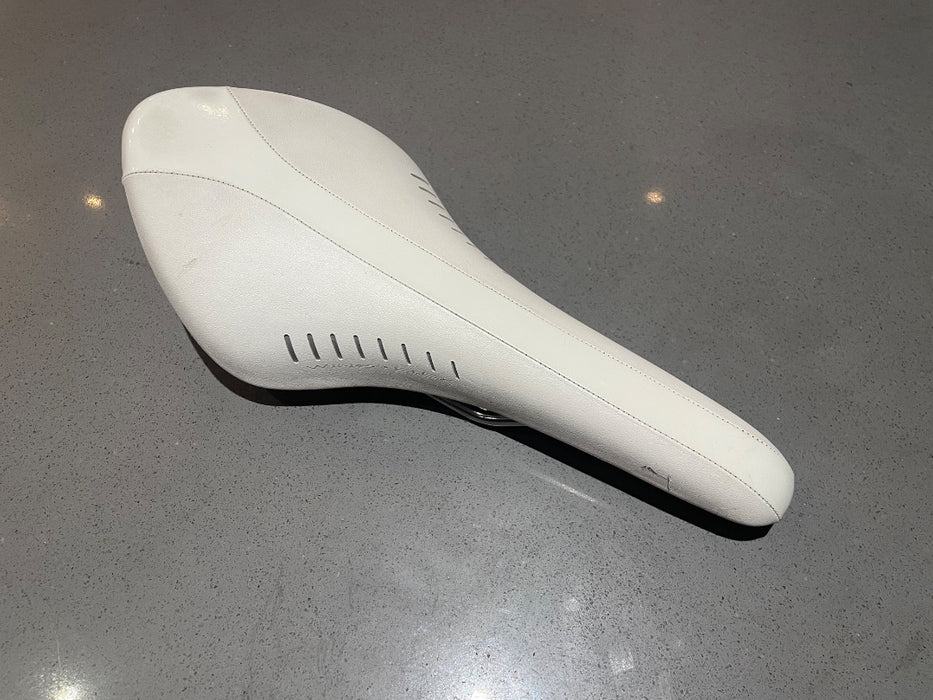 *Fizik Arione Kium Saddle White 135mm