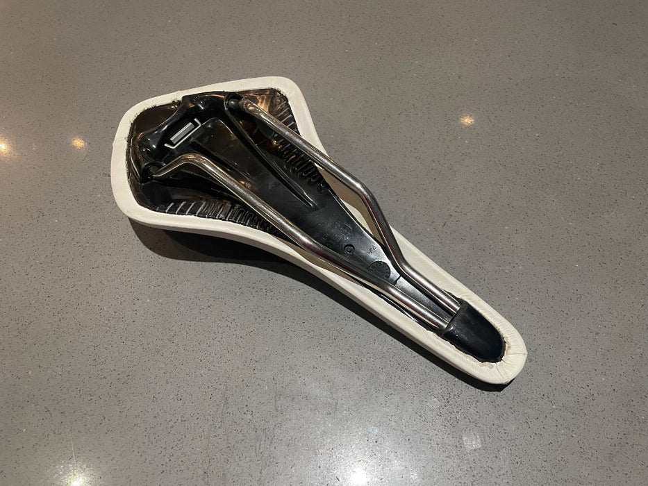 *Fizik Arione Kium Saddle White 135mm