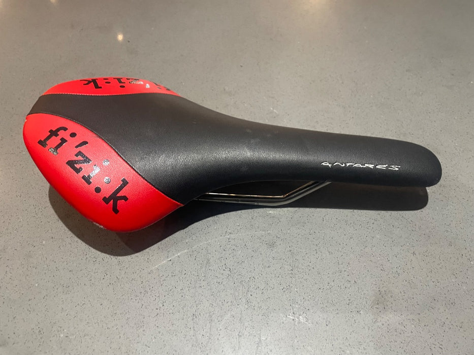 *Fizik Antares Road Saddle Blk/Red 140mm