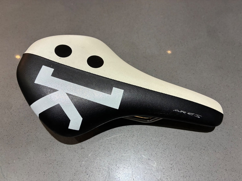 *Fizik Ares TT Saddle Blk/Wht 142mm